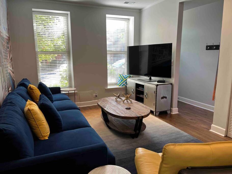 Trendy West Town Flat - 2 bed / 1.5 bath w parking